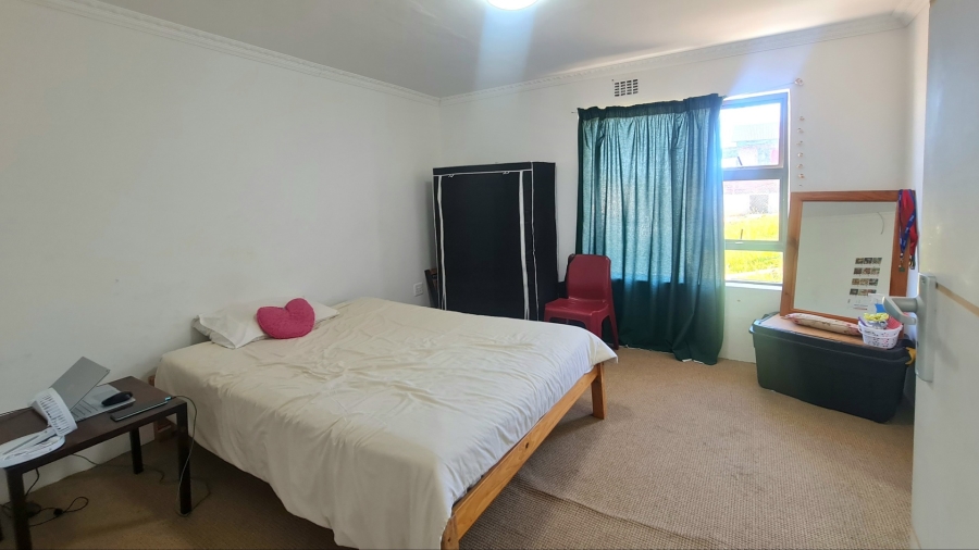5 Bedroom Property for Sale in Hornlee East Western Cape